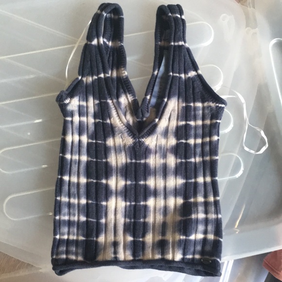 Guess Knit V-neck Tie-Dyed Sweater Style Cropped Tank - Picture 3 of 5